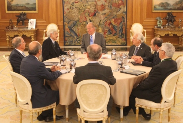 Su Majestad el Rey conversa con Antonio Bonet Correa, presidente del Instituto de España y Director de la Real Academia de Bellas Artes de San Fernand
